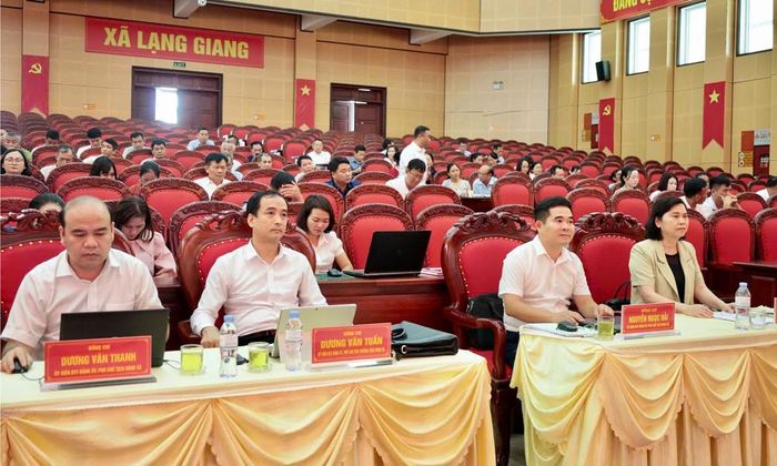 Các đại biểu tham dự hội nghị sơ kết.