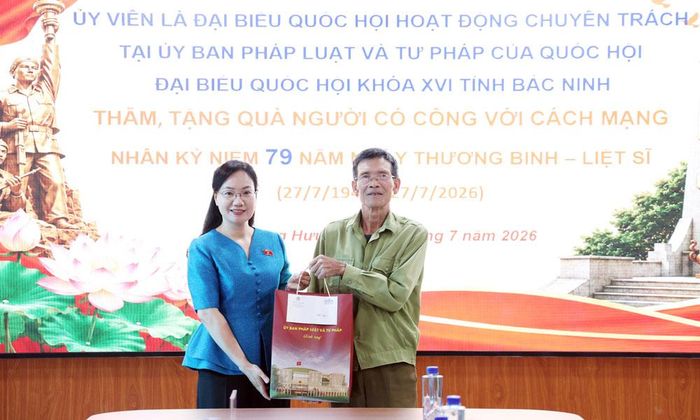  Đồng chí Đỗ Thị Việt Hà trao quà cho ông Nguyễn Thanh Tám. 