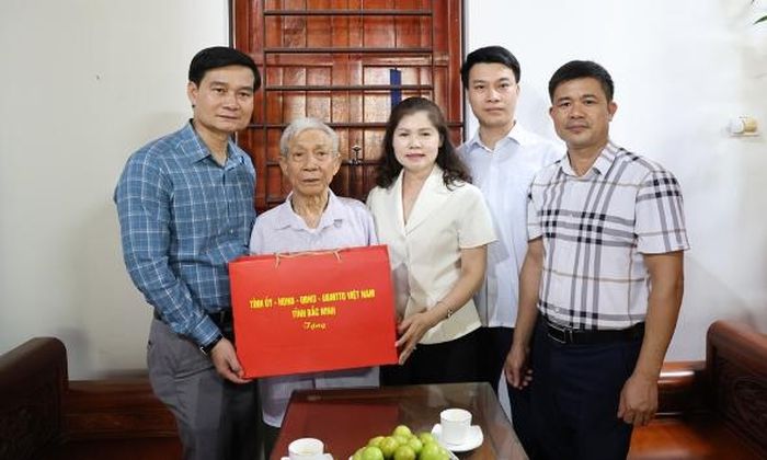 Đồng chí Lâm Thị Hương Thành và đoàn công tác tặng quà bệnh binh Hoàng Văn Miên.