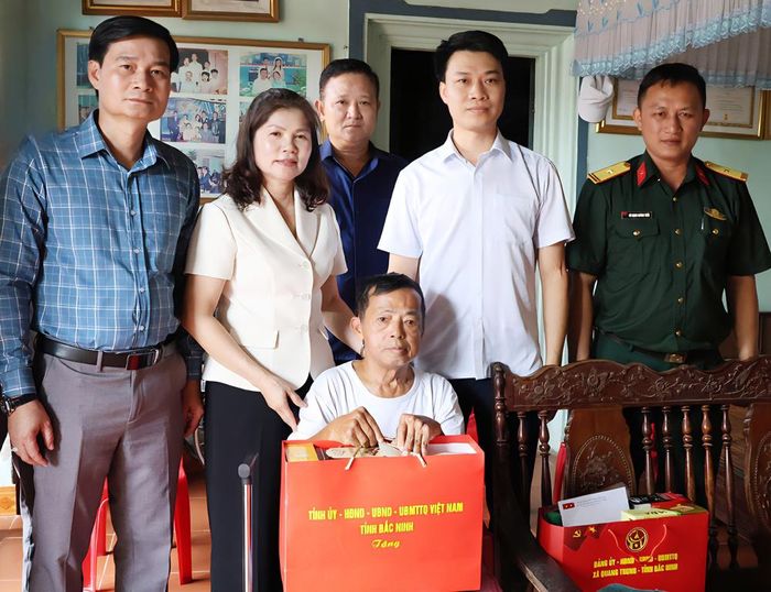 Đồng chí Lâm Thị Hương Thành và đoàn công tác tặng quà thương binh Lê Đức Quỳnh.