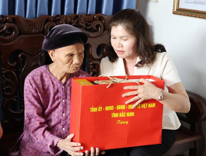Đồng chí Lâm Thị Hương Thành tặng quà Mẹ Việt Nam Anh hùng Tạ Thị Kiều.