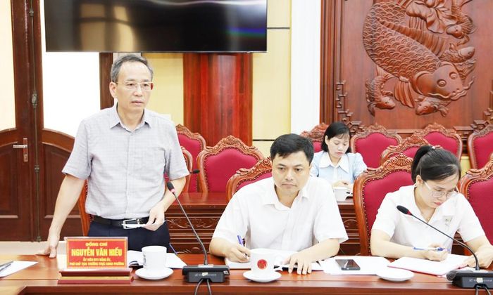 Lãnh đạo UBND phường Kinh Bắc báo cáo kết quả làm sạch, làm giàu cơ sở dữ liệu đất đai. 
