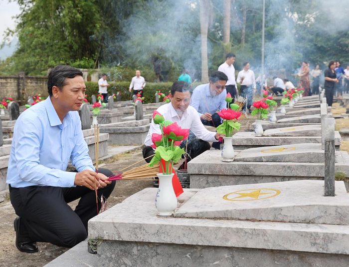  Đồng chí Nguyễn Việt Oanh và các thành viên Đoàn công tác tỉnh Bắc Ninh thắp hương tưởng niệm các Anh hùng liệt sĩ. 