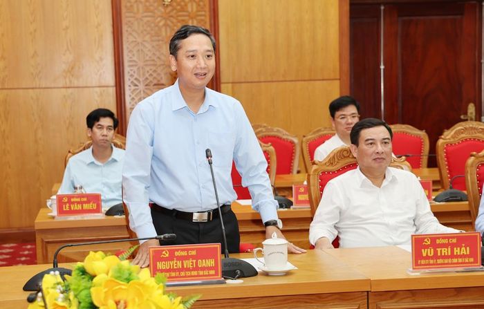  Đồng chí Nguyễn Việt Oanh phát biểu tại buổi gặp mặt. 