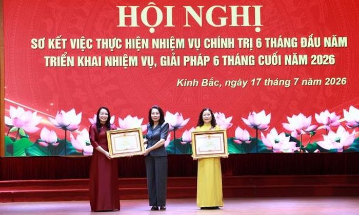  Thừa ủy quyền, đồng chí Nguyễn Thị Hương trao Bằng khen của Thủ tướng Chính phủ cho 2 cá nhân. 