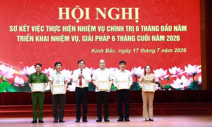  Đồng chí Tạ Đăng Đoan trao khen thưởng cho các tổ chức Đảng có nhiều đóng góp trong "thực hiện 1 năm chính quyền địa phương 2 cấp và 6 tháng đầu năm 2026". 