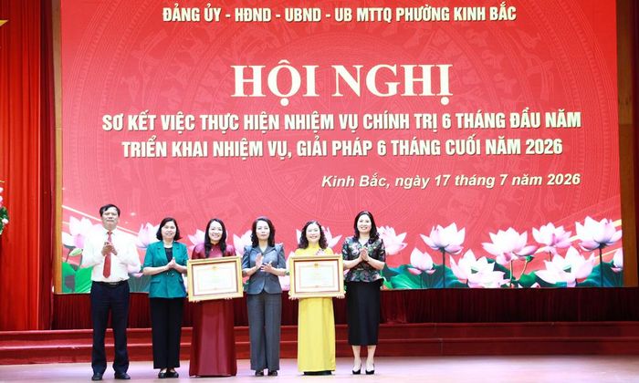  Đồng chí Nguyễn Thị Hương cùng các đồng chí lãnh đạo tỉnh, phường Kinh Bắc chúc mừng các cá nhân vinh dự được nhận Bằng khen của Thủ tướng Chính phủ. 