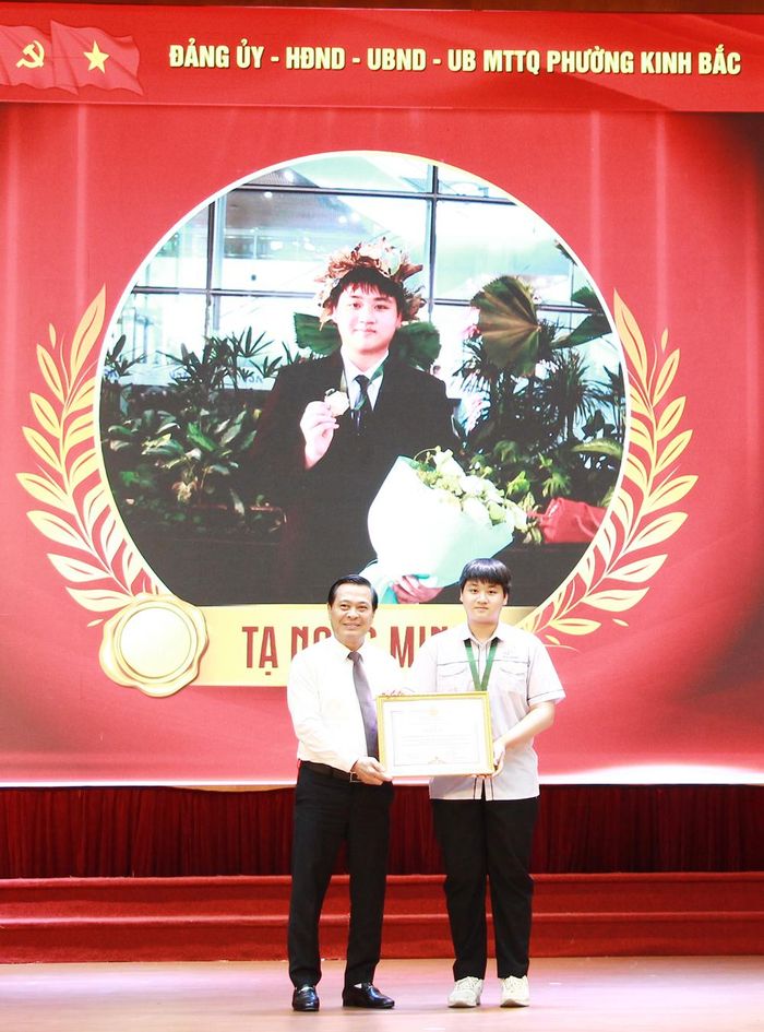  Lãnh đạo UBND phường Kinh Bắc trao khen thưởng cho em Tạ Ngọc Minh. 