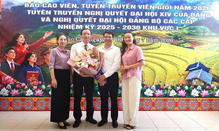  Đồng chí Thân Văn Nghiệp, Phó Trưởng Ban Tuyên giáo và Dân vận Tỉnh ủy Bắc Ninh tặng hoa chúc mừng thí sinh Nguyễn Văn Nguyên (thứ hai từ trái sang). 