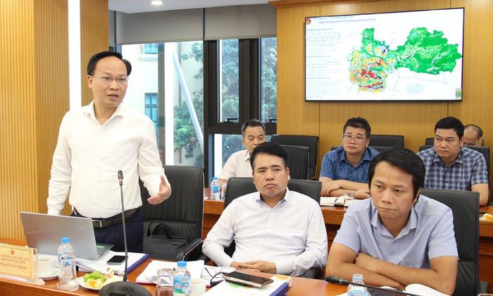  Phó Chủ tịch UBND tỉnh Phạm Văn Thịnh phát biểu tại hội nghị. 
