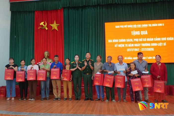 Đoàn công tác tặng quà cho gia đình chính sách phường Quảng Phú. Ảnh: QUANG SƠN.