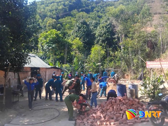 Lực lượng vũ trang hỗ trợ xây nhà cho con đẻ người nhiễm chất độc hóa học.