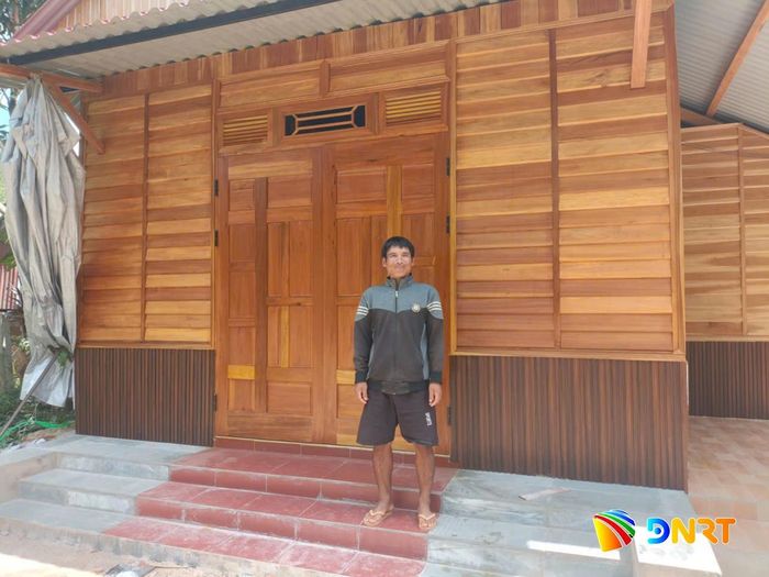 Niềm vui của người thân bà Alăng Thị Đhăng bên ngôi nhà mới.