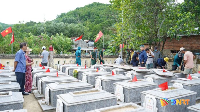 Công tác lấy mẫu hài cốt liệt sĩ tại Nghĩa trang liệt sĩ xã Quế Lâm (cũ). Ảnh: MINH THÔNG