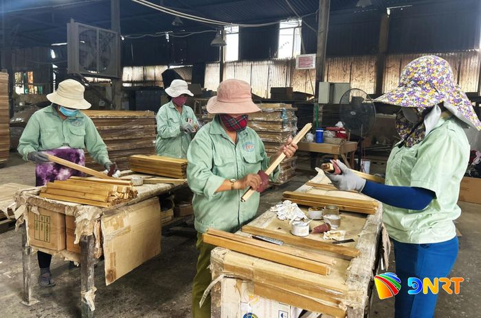 Doanh nghiệp chế biến gỗ và các sản phẩm từ gỗ gặp khó khăn trong quá trình xuất khẩu. Ảnh: MAI QUẾ