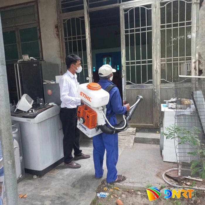 Trạm Y tế xã Hòa Vang xử lý ổ dịch, ngăn sốt xuất huyết bùng phát. Ảnh: P.V