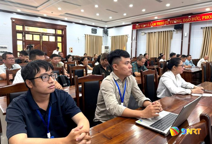 Đại diện các cơ sở lưu trú du lịch, các tổ chức, cá nhân hoạt động trong lĩnh vực kinh doanh, cho thuê lưu trú trên địa bàn tham dự tập huấn. Ảnh: DIỄM HƯƠNG - QUANG PHI