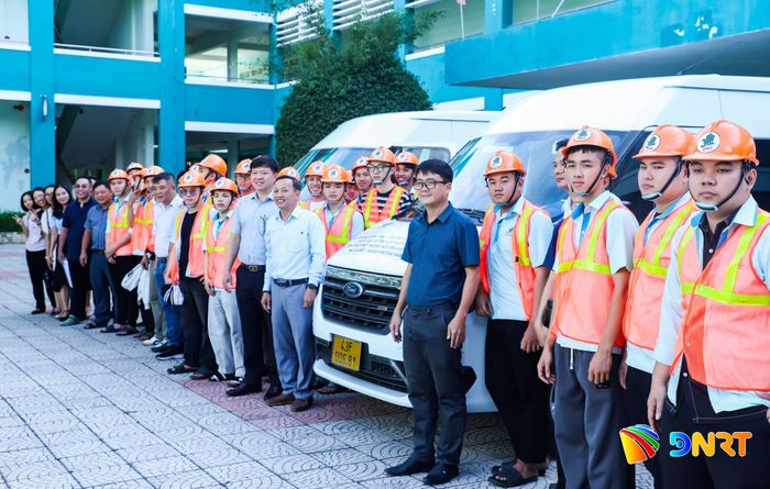 Giáo viên, sinh viên Trường Cao đẳng Đà Nẵng lên đường làm nhiệm vụ. Ảnh: NGỌC PHÚ
