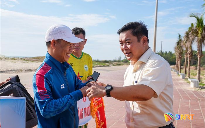 Lãnh đạo Sở Văn hóa, Thể thao và Du lịch trao cờ lưu niệm cho các đội tuyển tham dự giải đấu. Ảnh: HỒ QUÂN