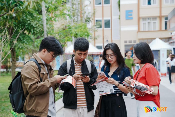 Với nhiều chính sách ưu đãi, hỗ trợ, học sinh có nhiều lựa chọn khi tham gia đăng ký xét tuyển vào các trường đại học. TRONG ẢNH: Sinh viên Trường Đại học Kinh tế Đà Nẵng tham gia tuyển dụng tại ngày hội việc làm. Ảnh: THU HÀ