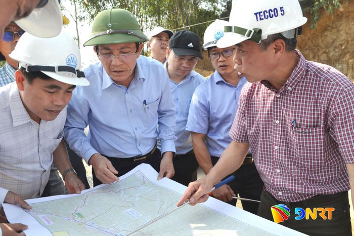 Phó Chủ tịch UBND thành phố Trần Nam Hưng (thứ 2, bên trái sang) kiểm tra thực tế vào tháng 4/2025. Ảnh: CÔNG TÚ