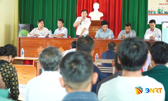 Xã Nam Giang tổ chức họp với người dân có đất bị ảnh hưởng bởi dự án. Ảnh: Q.TRƯỜNG