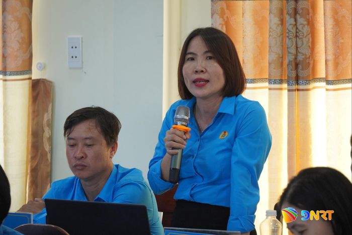 Đại diện Công đoàn xã Nam Phước phát biểu ý kiến tại tọa đàm. Ảnh: QUỐC TUẤN