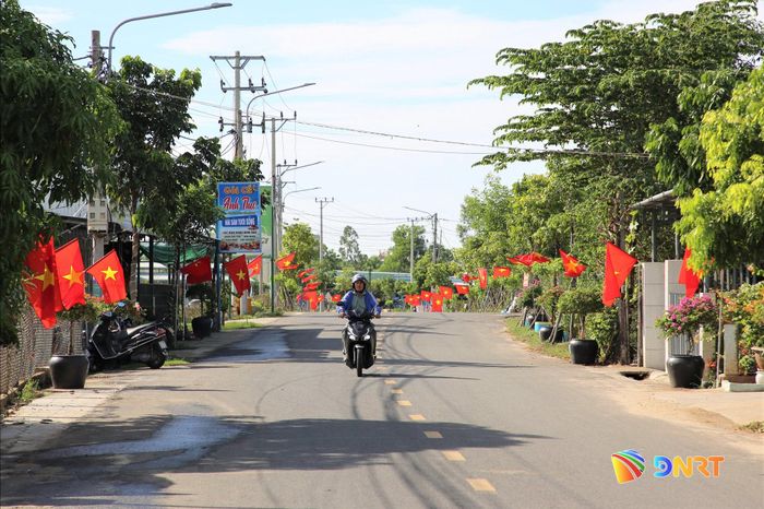 Sắc màu cờ hoa rực rỡ dọc tuyến đường thuộc khối phố Phú Bình. Ảnh: ALĂNG NGƯỚC