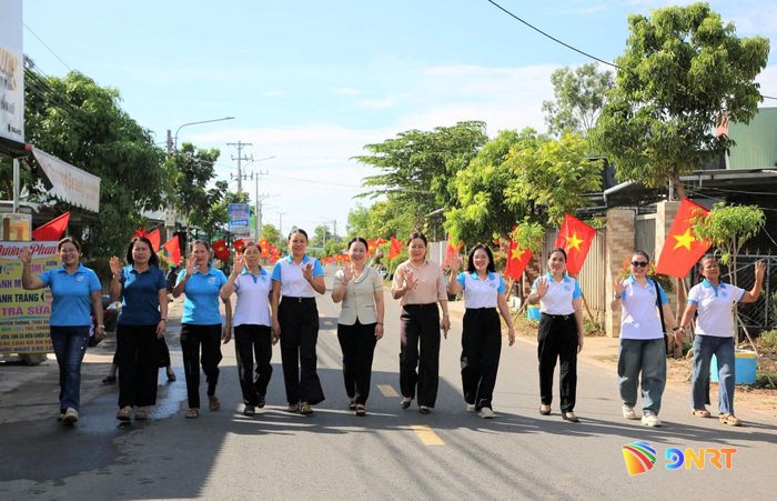 Niềm vui của chị em phụ nữ phường Quảng Phú trong ngày ra mắt tuyến đường cờ hoa “Sắc màu phụ nữ Quảng Phú”. Ảnh: ALĂNG NGƯỚC