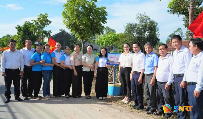 Lãnh đạo phường Quảng Phú và Hội Liên hiệp Phụ nữ phường chụp ảnh tại lễ ra mắt tuyến đường cờ hoa. Ảnh: ALĂNG NGƯỚC