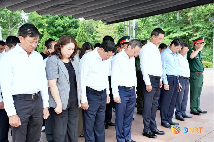 Đoàn công tác thành phố Đà Nẵng dành phút mặc niệm tưởng nhớ các anh hùng liệt sĩ. Ảnh: T.CÔNG