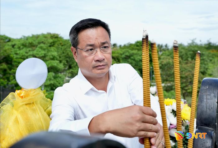 Bí thư Thành ủy Lê Ngọc Quang dâng hương tại tượng đài di tích Thành cổ Quảng Trị. Ảnh: T.CÔNG