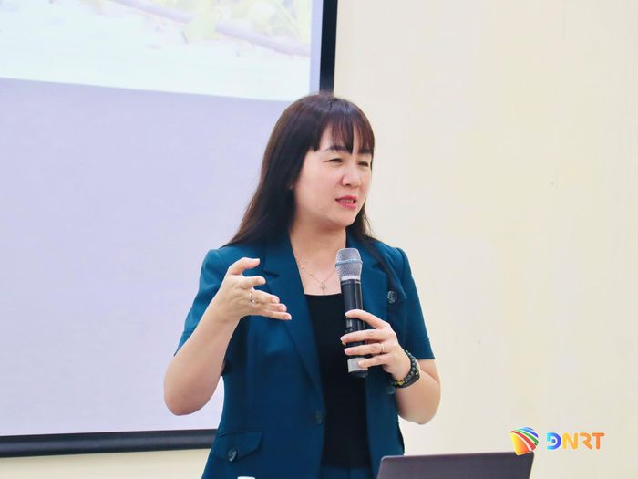 Phó Giám đốc Sở Nông nghiệp và Môi trường Vũ Thị Bích Hậu chia sẻ thông tin tại chương trình tập huấn. Ảnh: QUỐC TUẤN