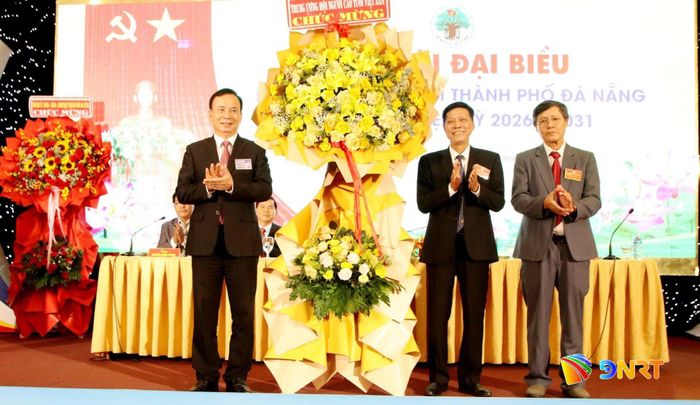 Phó Chủ tịch Thường trực Hội Người cao tuổi Việt Nam Nguyễn Lam (bên trái) tặng hoa chúc mừng đại hội. Ảnh: TRỌNG HUY