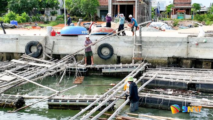 Người dân thôn Sâm Linh tự nguyện tháo dỡ lồng bè để bàn giao mặt bằng. Ảnh: HOÀNG ĐẠO