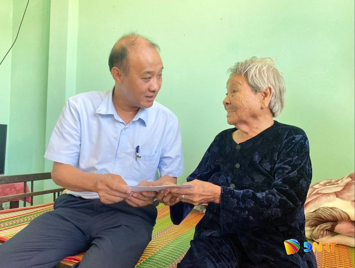 Phó Chủ tịch UBND thành phố Lê Quang Nam thăm, tặng quà Mẹ Việt Nam Anh hùng Nguyễn Thị Đức. Ảnh: KHÁNH LINH
