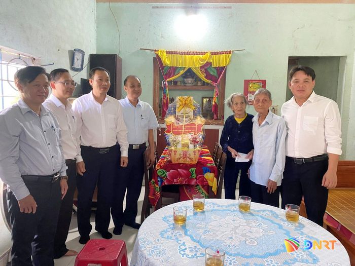 Đoàn công tác thăm, tặng quà gia đình ông Nguyễn Văn Vằng sáng 17/7. Ảnh: KHÁNH LINH