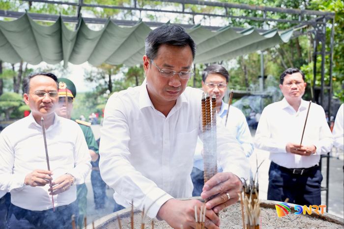 Bí thư Thành ủy Lê Ngọc Quang cùng các lãnh đạo thành phố dâng hương tại đài tưởng niệm Nghĩa trang liệt sĩ Quốc gia Trường Sơn. Ảnh: T.CÔNG