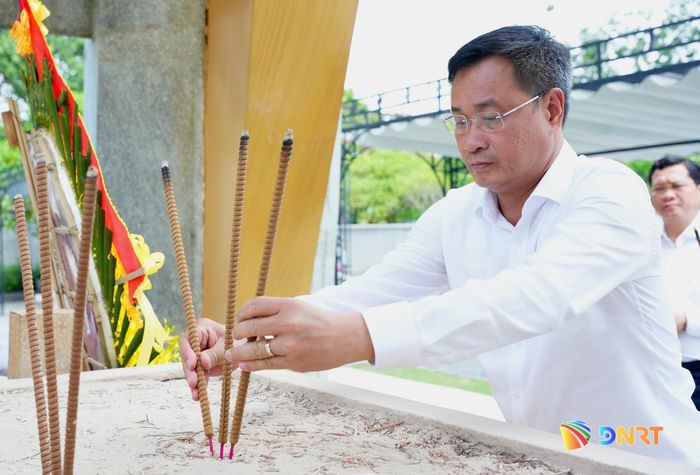 Bí thư Thành ủy Lê Ngọc Quang dâng hương Nghĩa trang liệt sĩ Quốc gia Đường 9. Ảnh: T.CÔNG