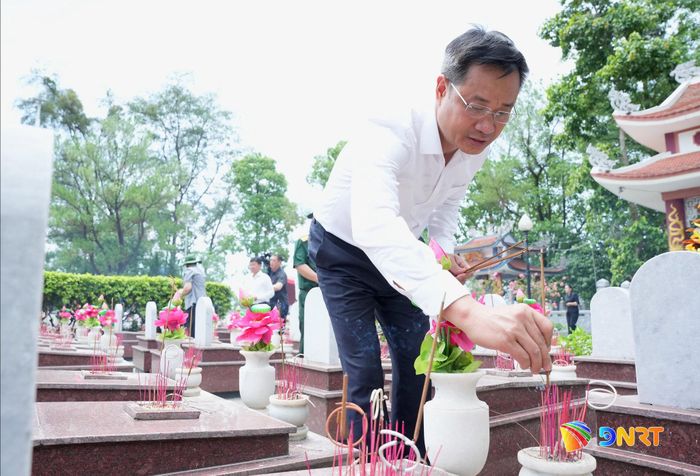Bí thư Thành ủy Lê Ngọc Quang thắp hương tại các phần mộ liệt sĩ ở Nghĩa trang liệt sĩ Quốc gia Trường Sơn. Ảnh: T.CÔNG