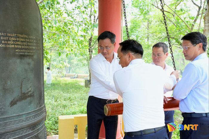 Lãnh đạo thành phố thực hiện nghi thức thỉnh chuông tại Nghĩa trang liệt sĩ Quốc gia Trường Sơn. Ảnh: T.CÔNG