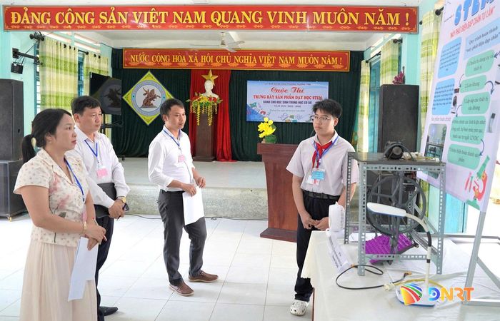 Học sinh phường Quảng Phú giới thiệu sản phẩm dạy học STEM tại cuộc thi năm học 2025 - 2026. Ảnh: ALĂNG NGƯỚC