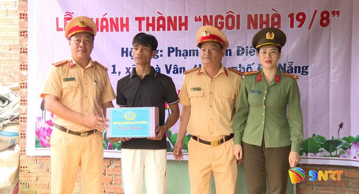 Các đơn vị tặng quà mừng tân gia cho gia đình ông Phạm Xuân Điểu. Ảnh: VIẾT TRỌNG