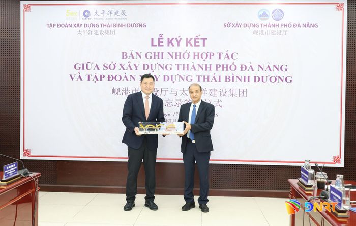 Phó Chủ tịch UBND thành phố Lê Quang Nam (bên phải) tặng quà lưu niệm cho Chủ tịch HĐQT Tập đoàn Xây dựng Thái Bình Dương Nghiêm Hạo. Ảnh: NGỌC HÀ