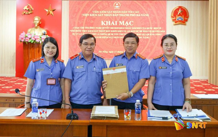 Ban tổ chức cuộc thi kiểm tra đề trước khi thi. Ảnh: DIỄM HƯƠNG - VĂN HẢI