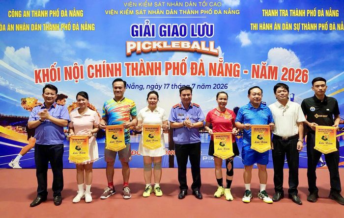 Ban tổ chức trao cờ lưu niệm cho các đội thi. Ảnh: DIỄM HƯƠNG