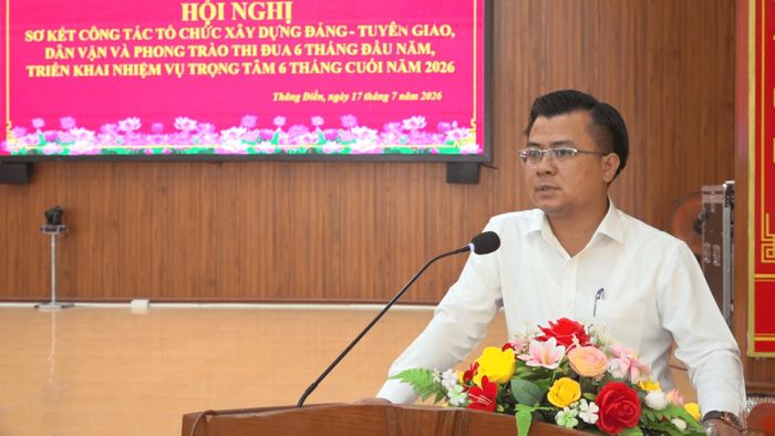 Phó Trưởng ban Tổ chức Thành ủy Phạm Mạnh Hùng chỉ đạo hội nghị. Ảnh: GIANG BIÊN