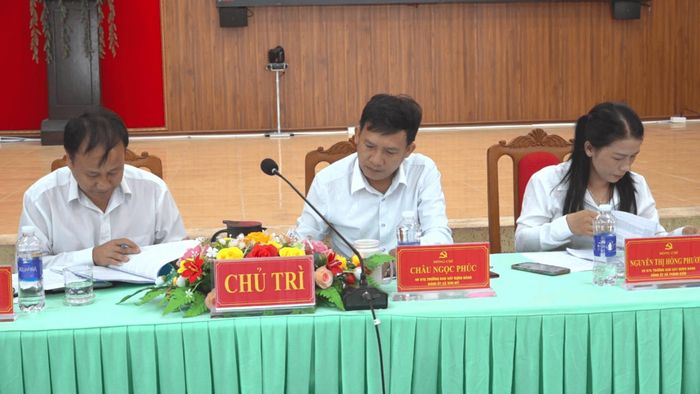 Chủ trì hội nghị. Ảnh: GIANG BIÊN