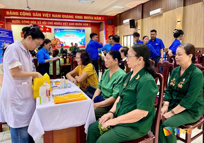Khám bệnh, phát thuốc miễn phí cho các cựu thanh niên xung phong. Ảnh: TẤN YÊN