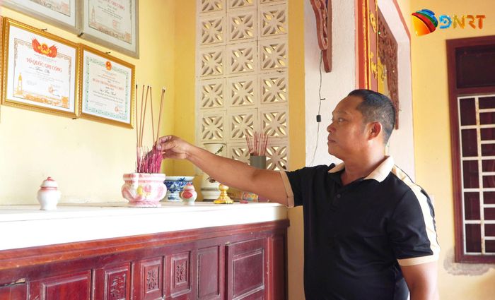 Anh Đoàn Công Trường cháu của liệt sĩ Đoàn Lời đang là người chăm lo công tác thờ phụng các liệt sĩ và mẹ VNAH. Ảnh: PHAN VINH